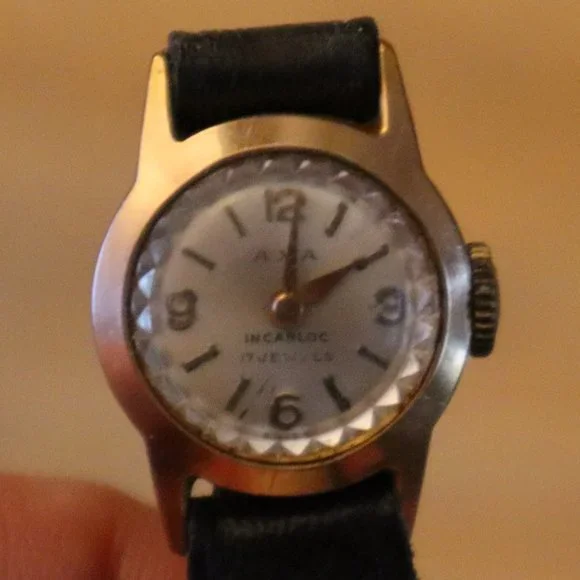 AXA INCABLOC 17 Jewels Ladies Windup Watch 0.750 Gold - 18 Karat 18K Solid Gold Vintage 1970s 17 Jewels Incabloc Chunky Brushed Gold Ladies  main image 2